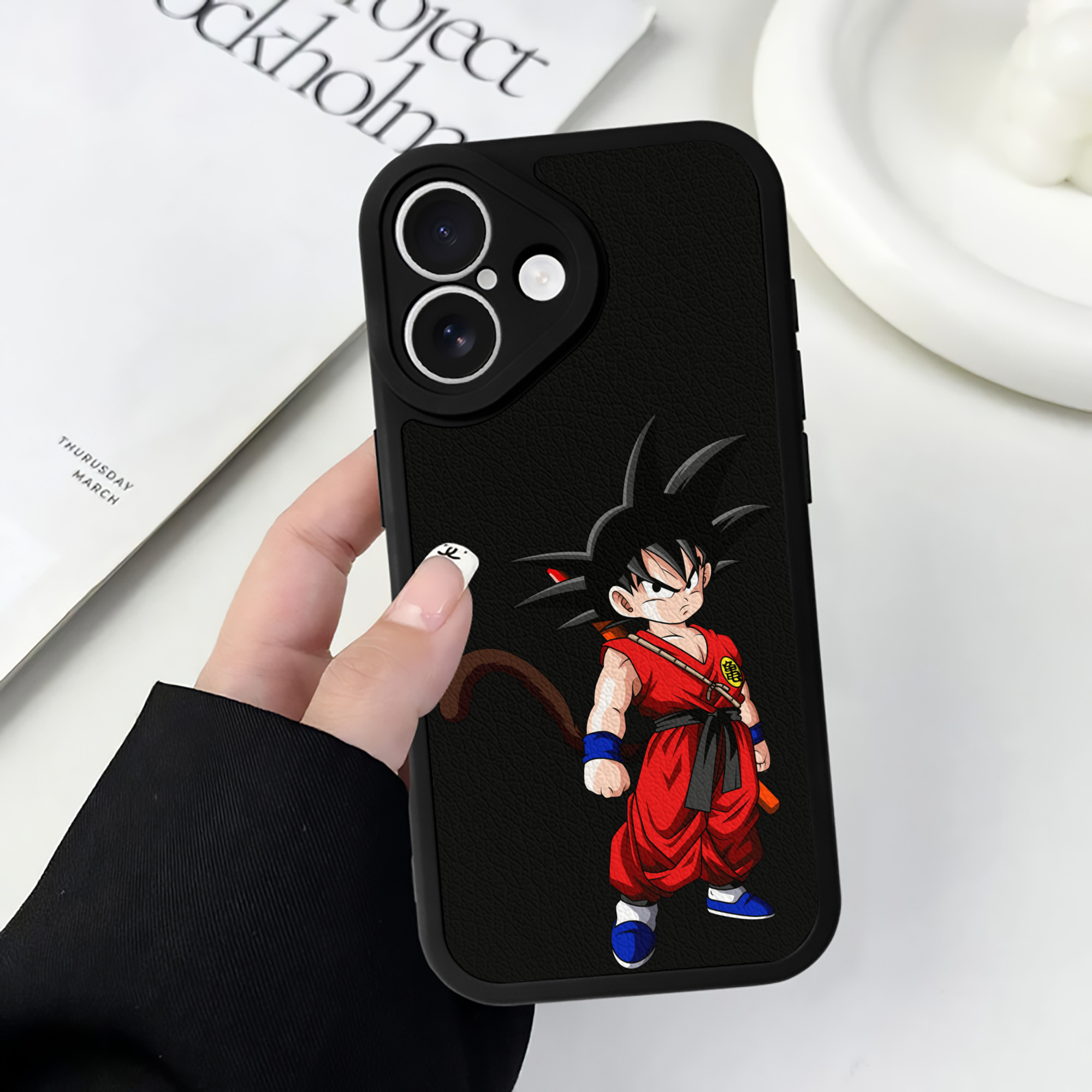 （画像用） ドラゴンボール 孫悟空（そん ごくう）Son Goku カカロット DRAGON BALL Kakarotto 【iPhone 16シリーズ対応】シリコンスマホケース（レザー調） 材質：シリコン